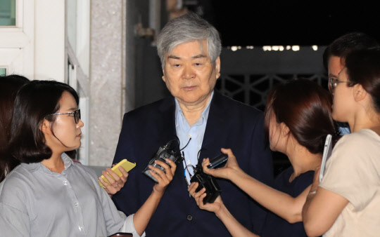 수백억 원대 상속세 탈루 등 비리 의혹을 받는 조양호 한진그룹 회장이 6일 오전 구속영장이 기각되자, 서울 구로구 남부구치소 밖으로 나서고 있다. 서울남부지법 김병철 영장전담 부장판사는 "피의사실들에 관해 다툼의 여지가 있고 이와 관련된 피의자의 방어권을 보장할 필요가 있어 현 단계에서 구속해야 할 사유와 상당성을 인정하기 어렵다"며 영장을 기각했다.   연합뉴스